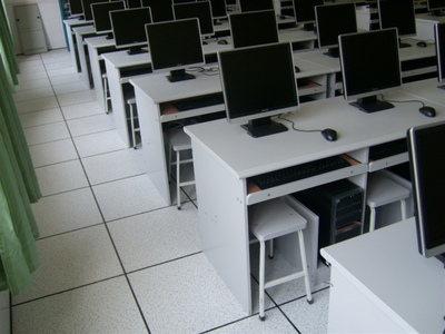學校計算機教室防靜電地板選擇指南 硬件保護與軟件環境的雙重考量